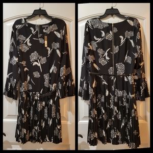 🆕️The Limited floral pleated dress